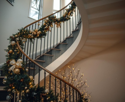Schody - Świąteczne schody: jak zamienić je w efektowną dekorację, która przyciąga uwagę już od progu?